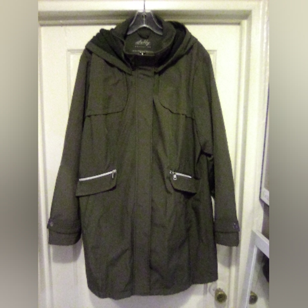 "SEBBY COLLECTION" RAINCOAT W HOOD. NEW, NEVER WORN. 2XL